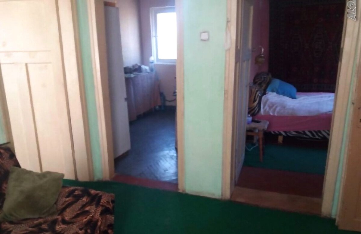 Продава: Просторна къща с голям двор в с. Дюлево.