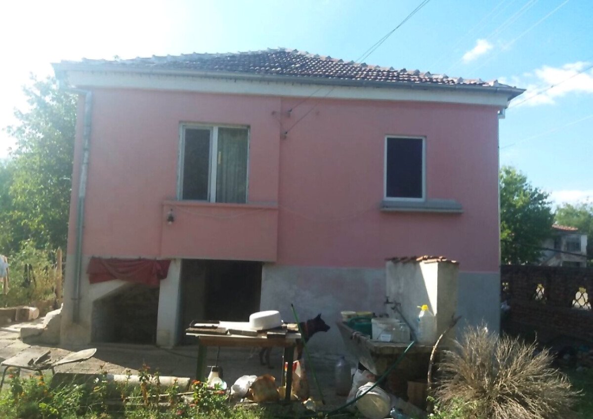 Продава: Просторна къща с голям двор в с. Дюлево.