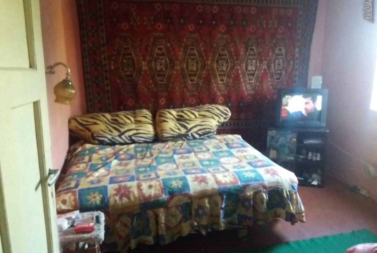 Продава: Просторна къща с голям двор в с. Дюлево.