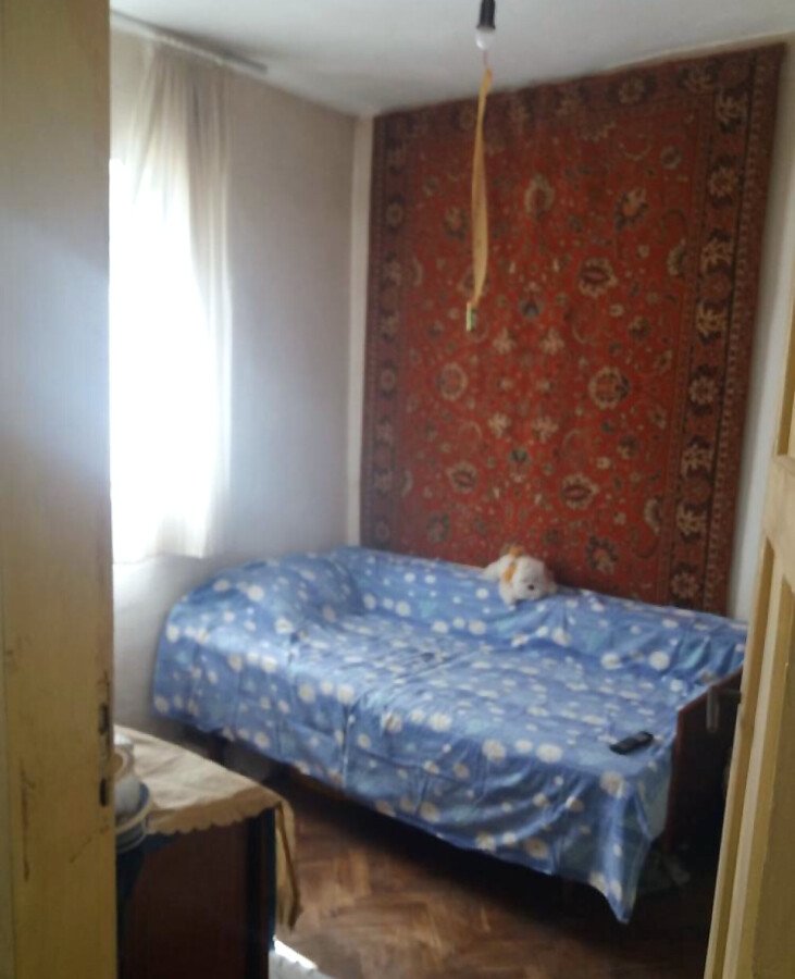 Продава: Просторна къща с голям двор в с. Дюлево.